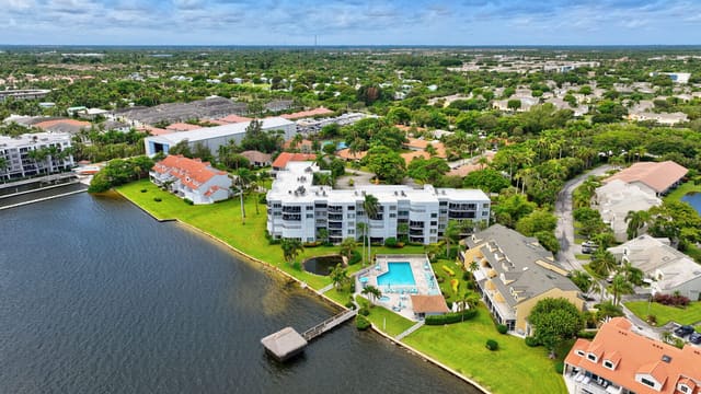 8200 LAKESHORE Drive 2010, Hypoluxo, FL 33462
