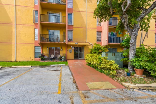 4707 NW 7th Street 110-8, Miami, FL 33126