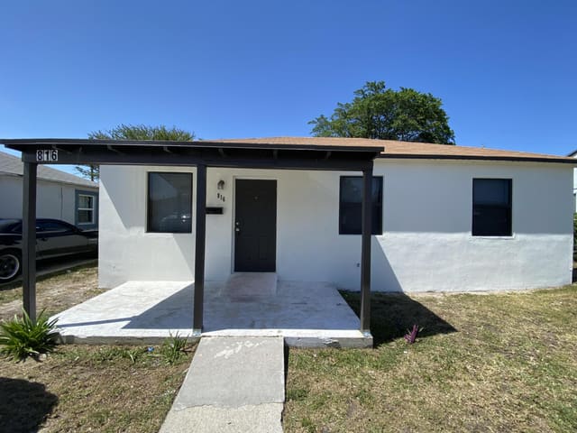 816 W 4th Street, Riviera Beach, FL 33404