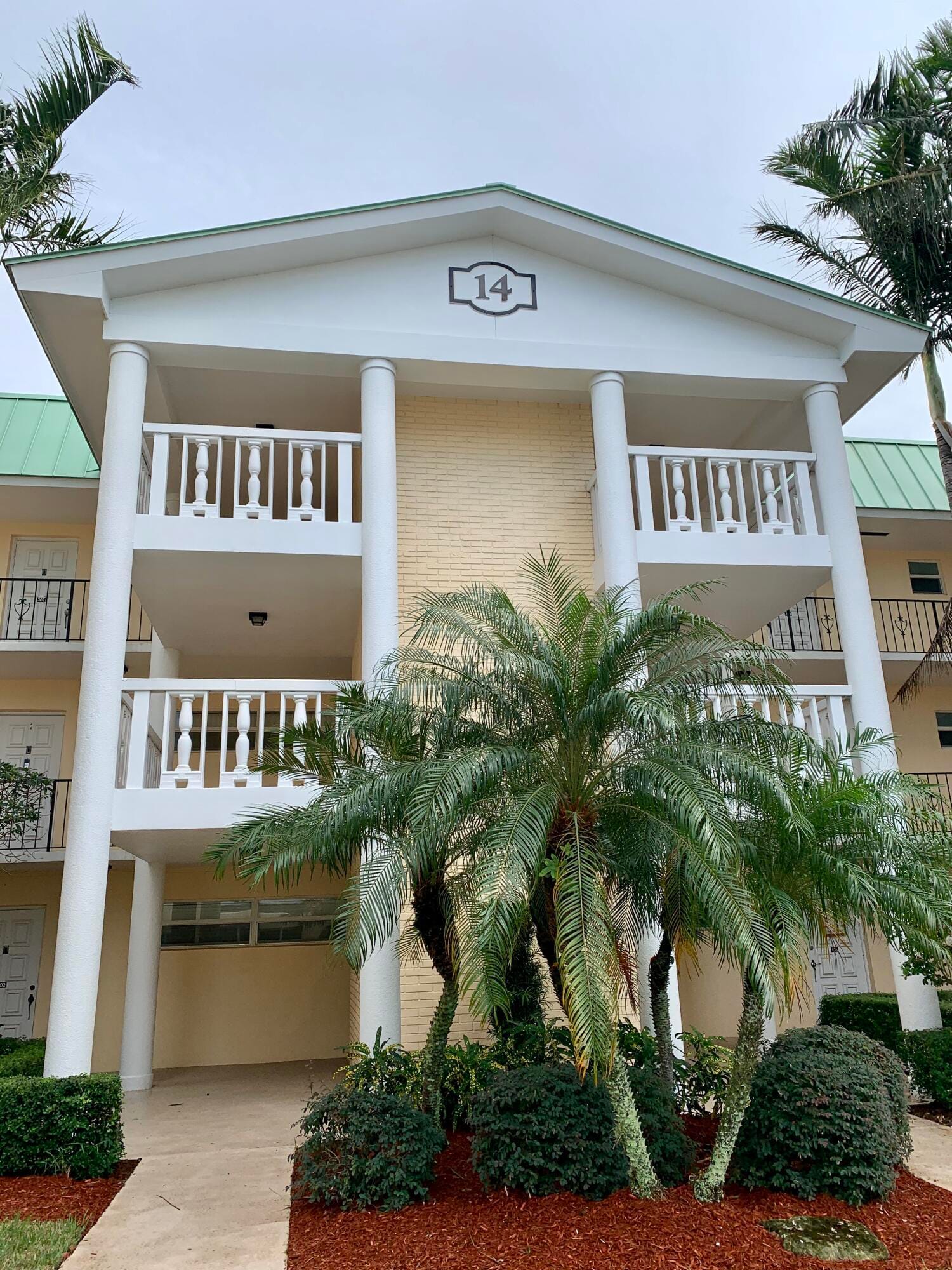 2 bedroom home for sale at 14 COLONIAL CLUB, Boynton Beach, FL 33435 — $2,850