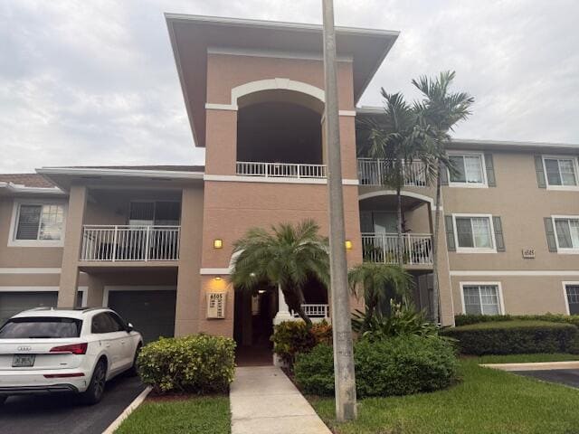 6505 EMERALD DUNES Drive 108, West Palm Beach, FL 33411
