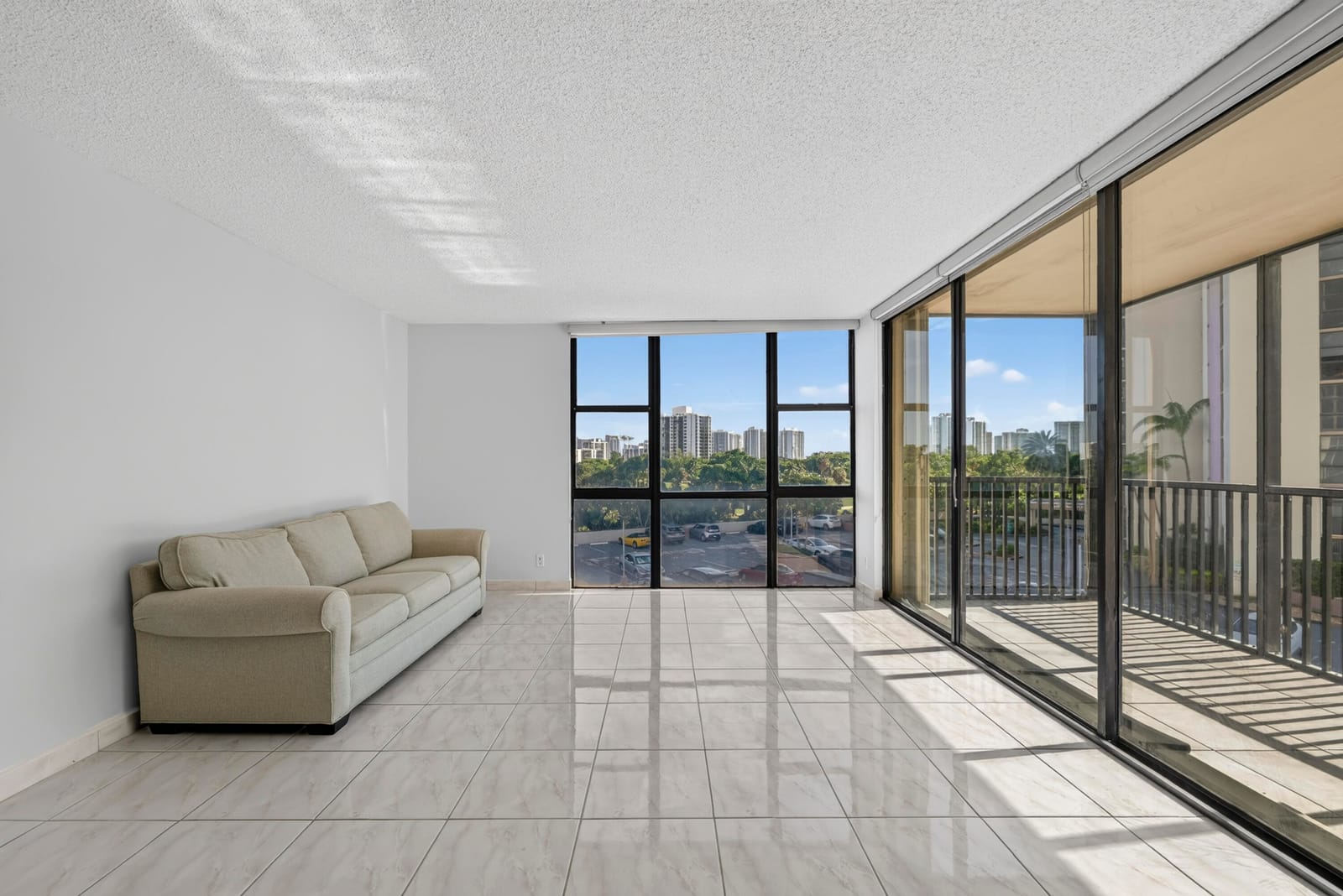 20301 W COUNTRY CLUB Drive 523 — photo 3