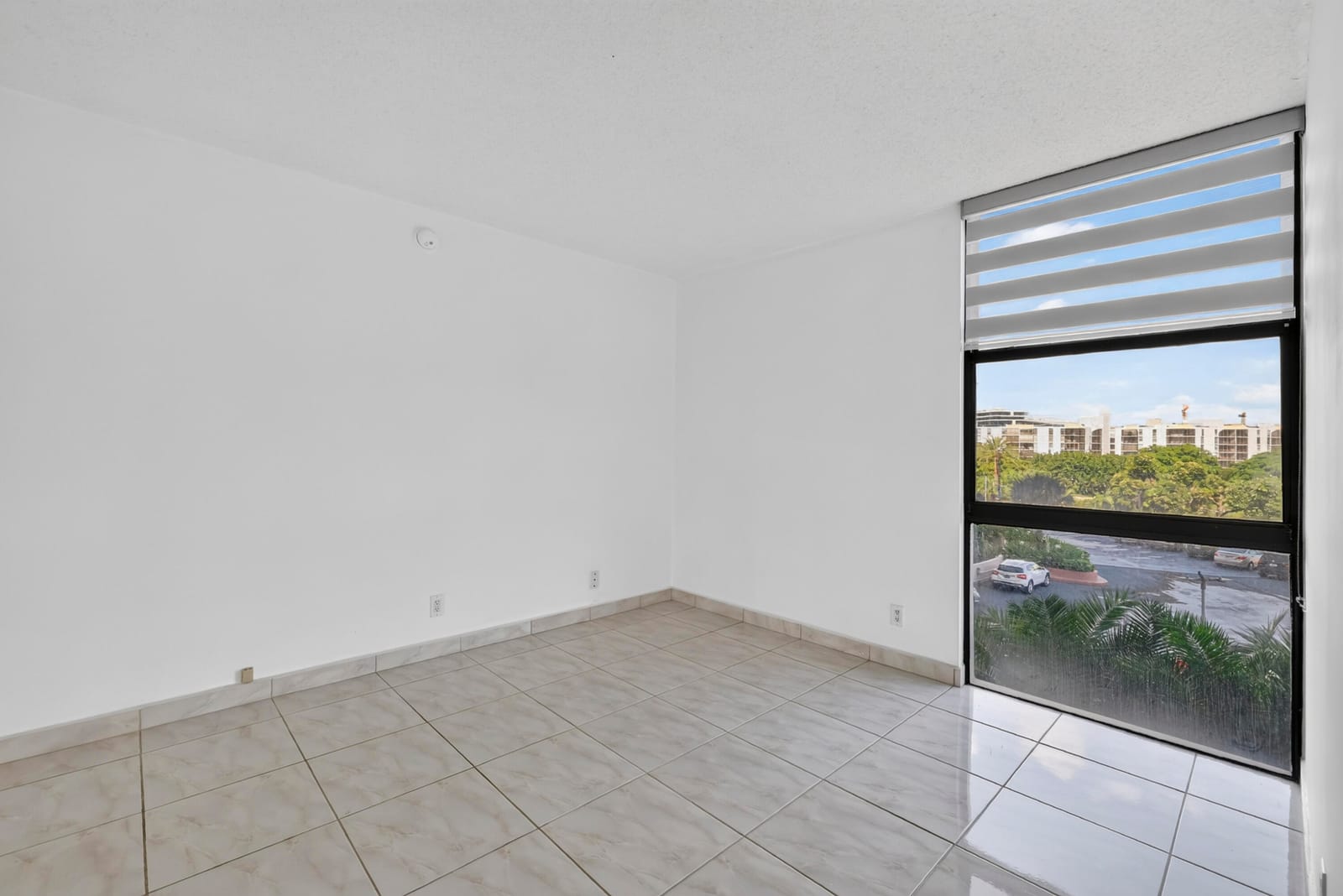 20301 W COUNTRY CLUB Drive 523 — photo 4