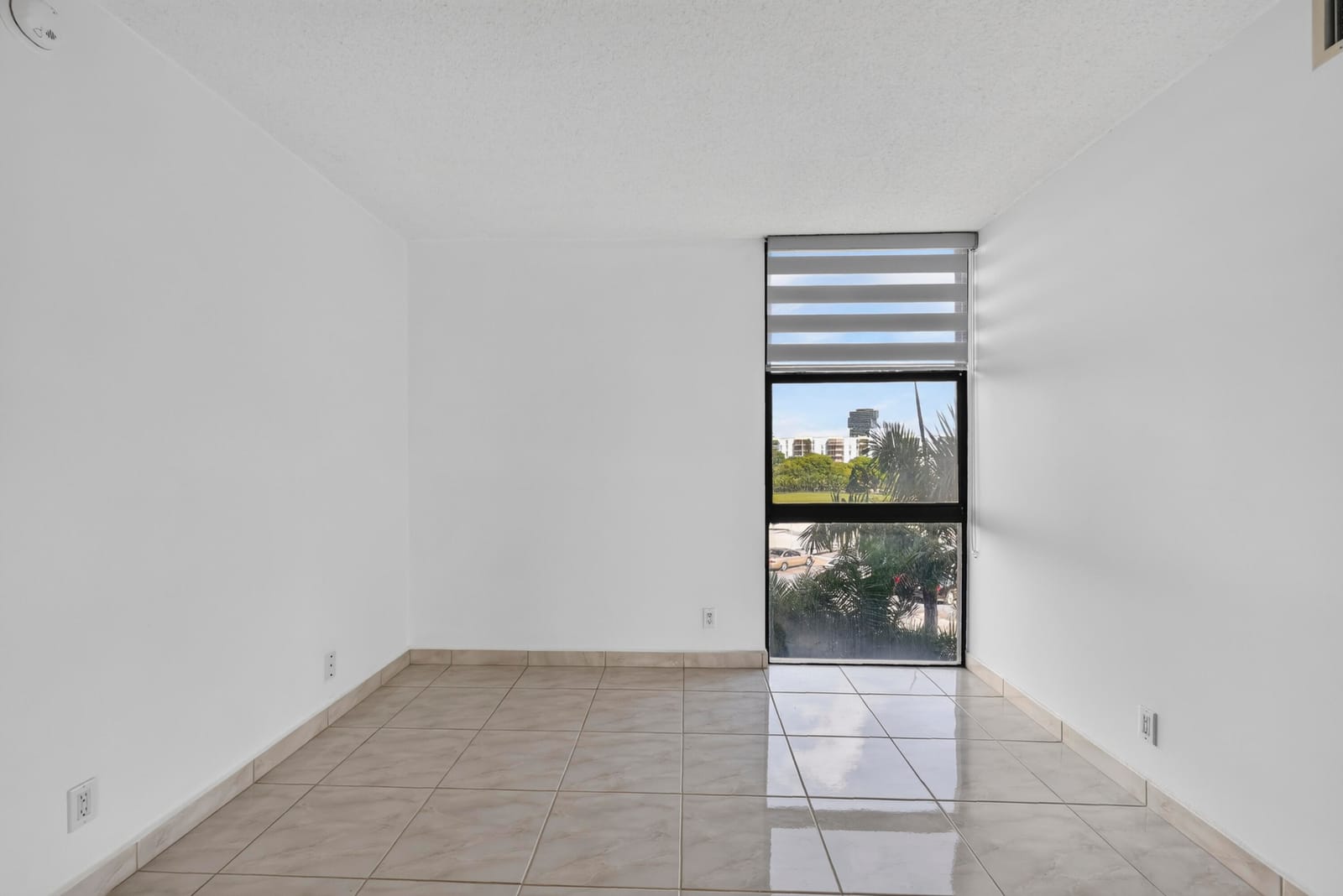 20301 W COUNTRY CLUB Drive 523 — photo 5