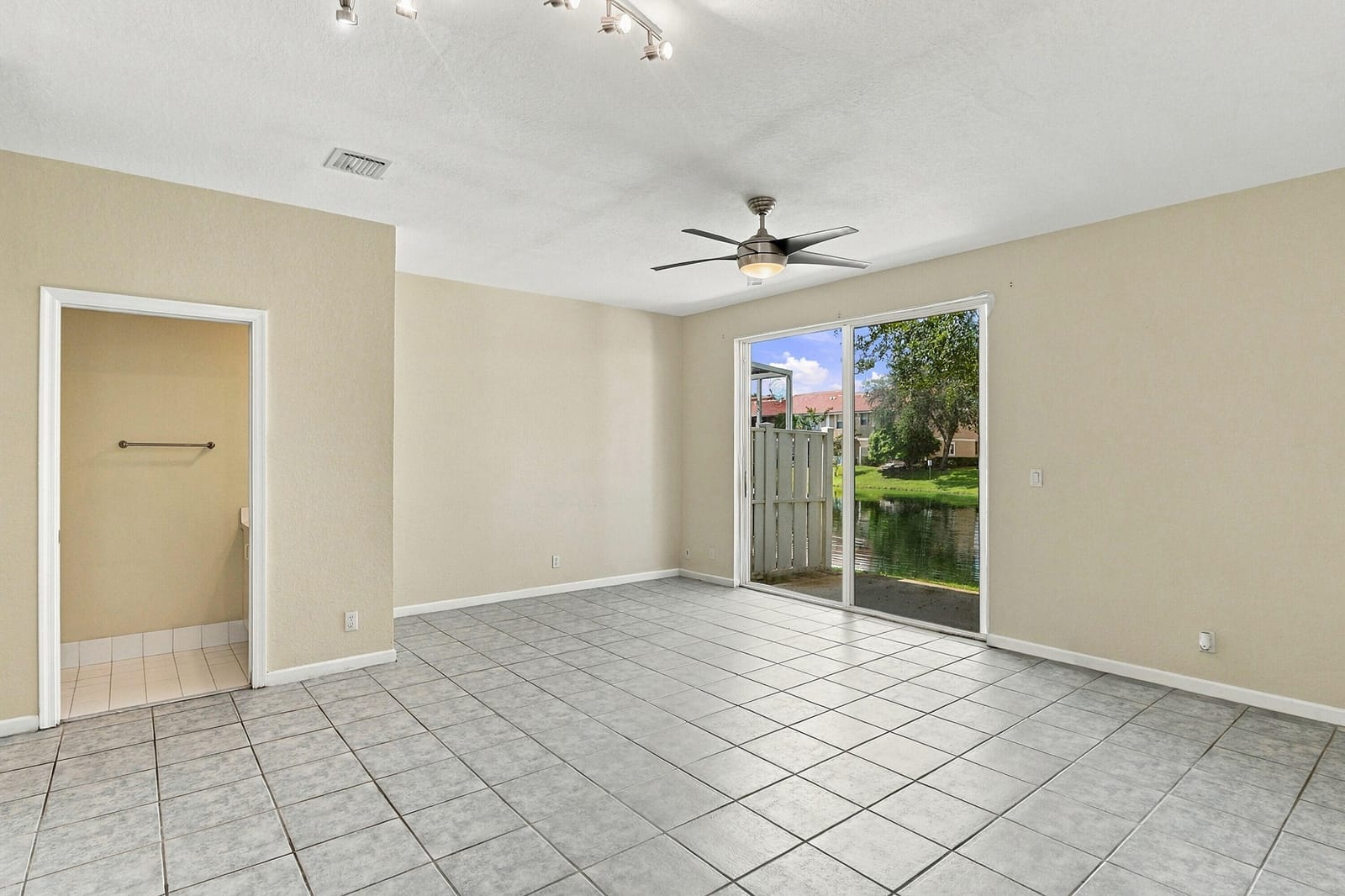 5477 NW 90th Terrace — photo 7