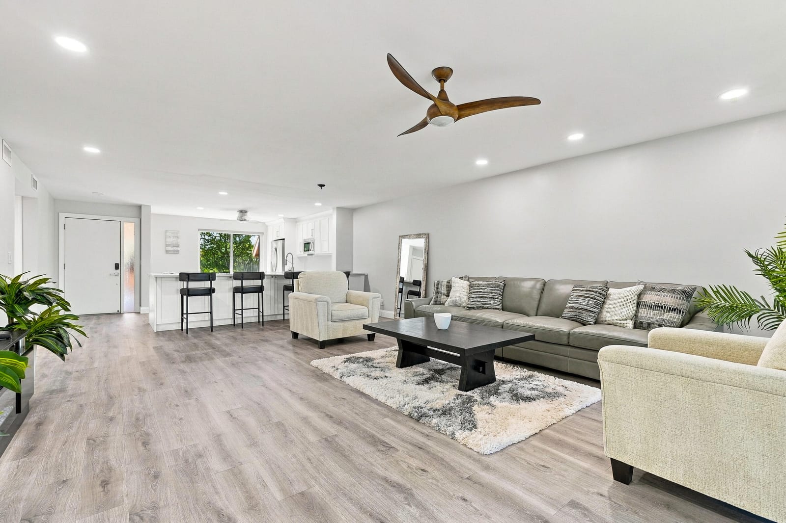 11172 GREEN LAKE Drive 203 — photo 3