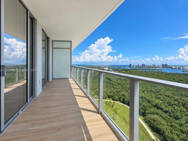 2411 Laguna Circle 2504, North Miami, FL 33181