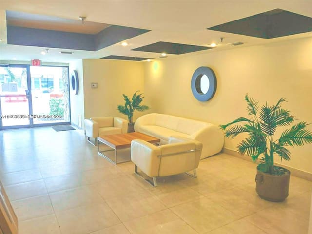 2924 Collins Avenue 201, Miami Beach, FL 33140