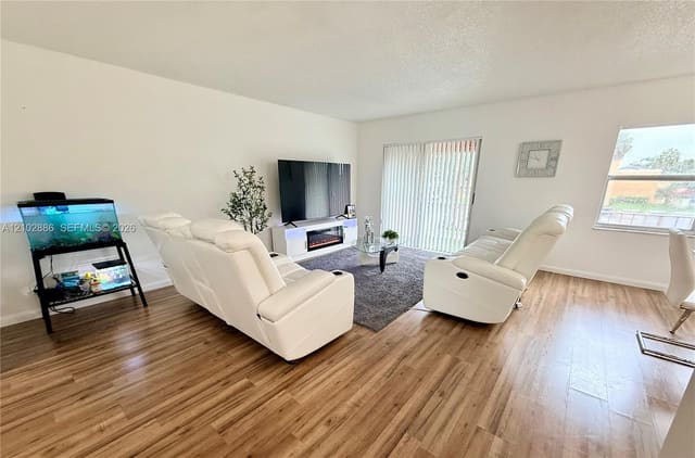 17901 NW 68th Avenue R209, Hialeah, FL 33015