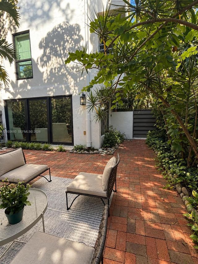 3042 SW 27th Avenue 8, Miami, FL 33133
