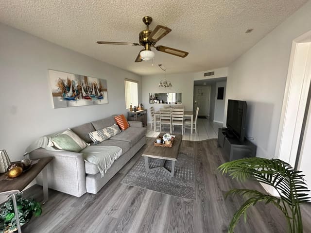 3138 Via Poinciana 317, Lake Worth, FL 33467