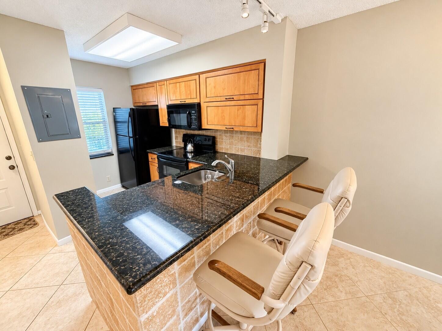 2230 N CYPRESS BEND Drive 410, Pompano Beach, FL 33069 photo 6