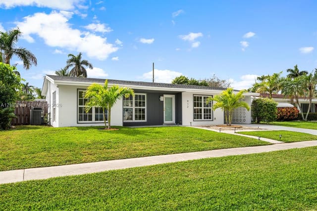 912 SE 16th Place, Deerfield Beach, FL 33441