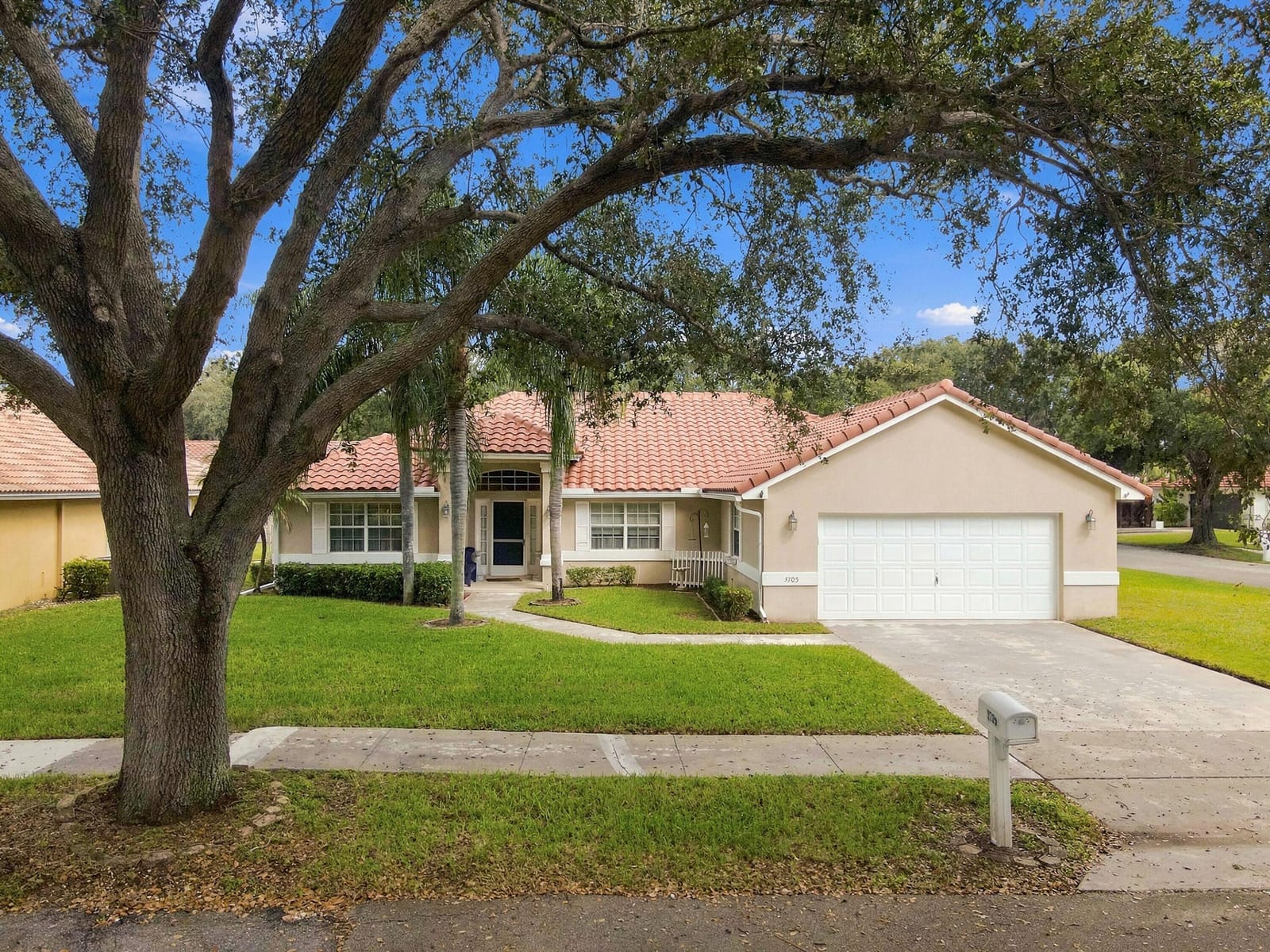 3705 BEACHWOOD Drive — photo 2