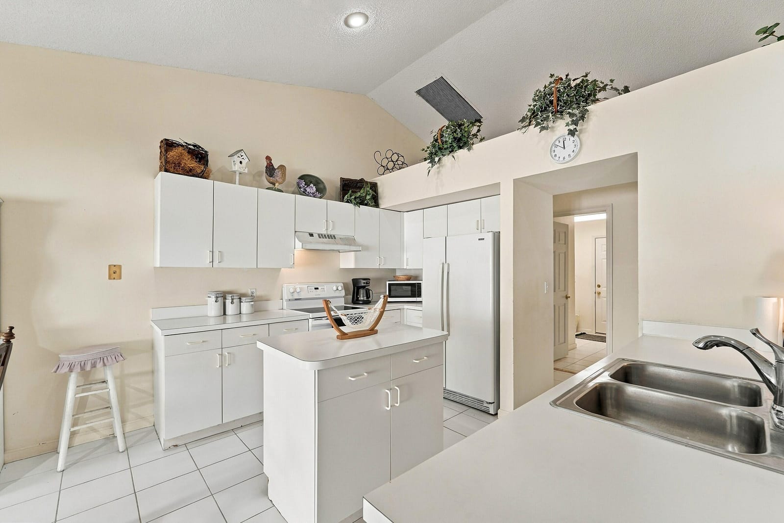 3705 BEACHWOOD Drive — photo 3