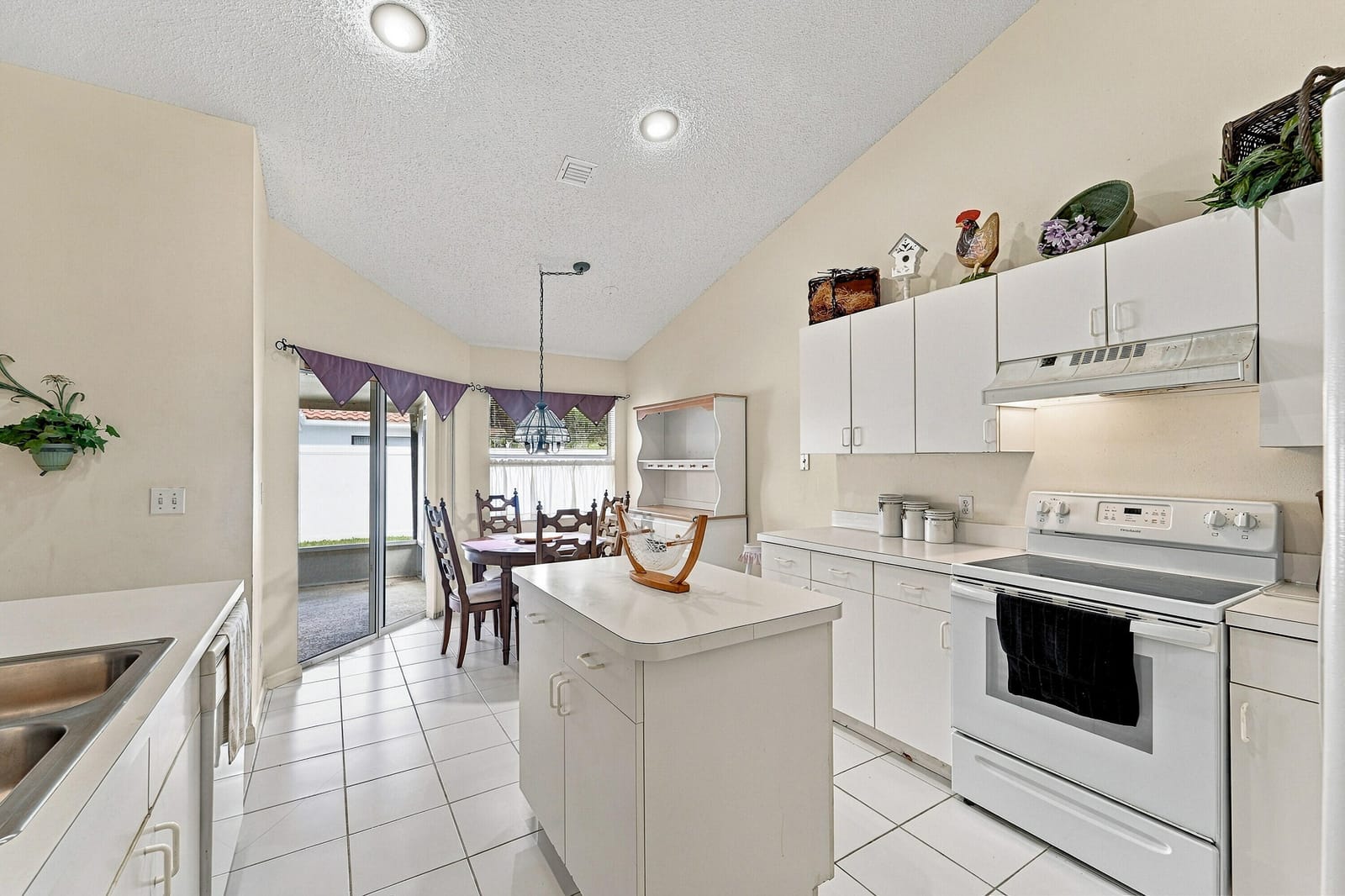 3705 BEACHWOOD Drive — photo 4