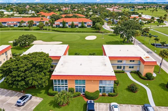 1 VISTA PALM Lane 207, Vero Beach, FL 32962