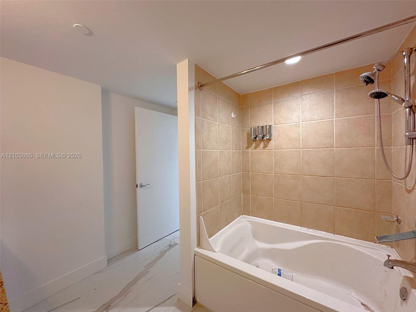 19501 W Country Club Drive 406, Aventura, FL 33180 photo 16