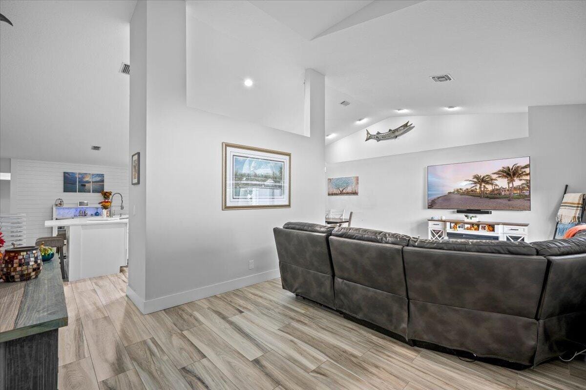 264 MALIBU Circle — photo 2
