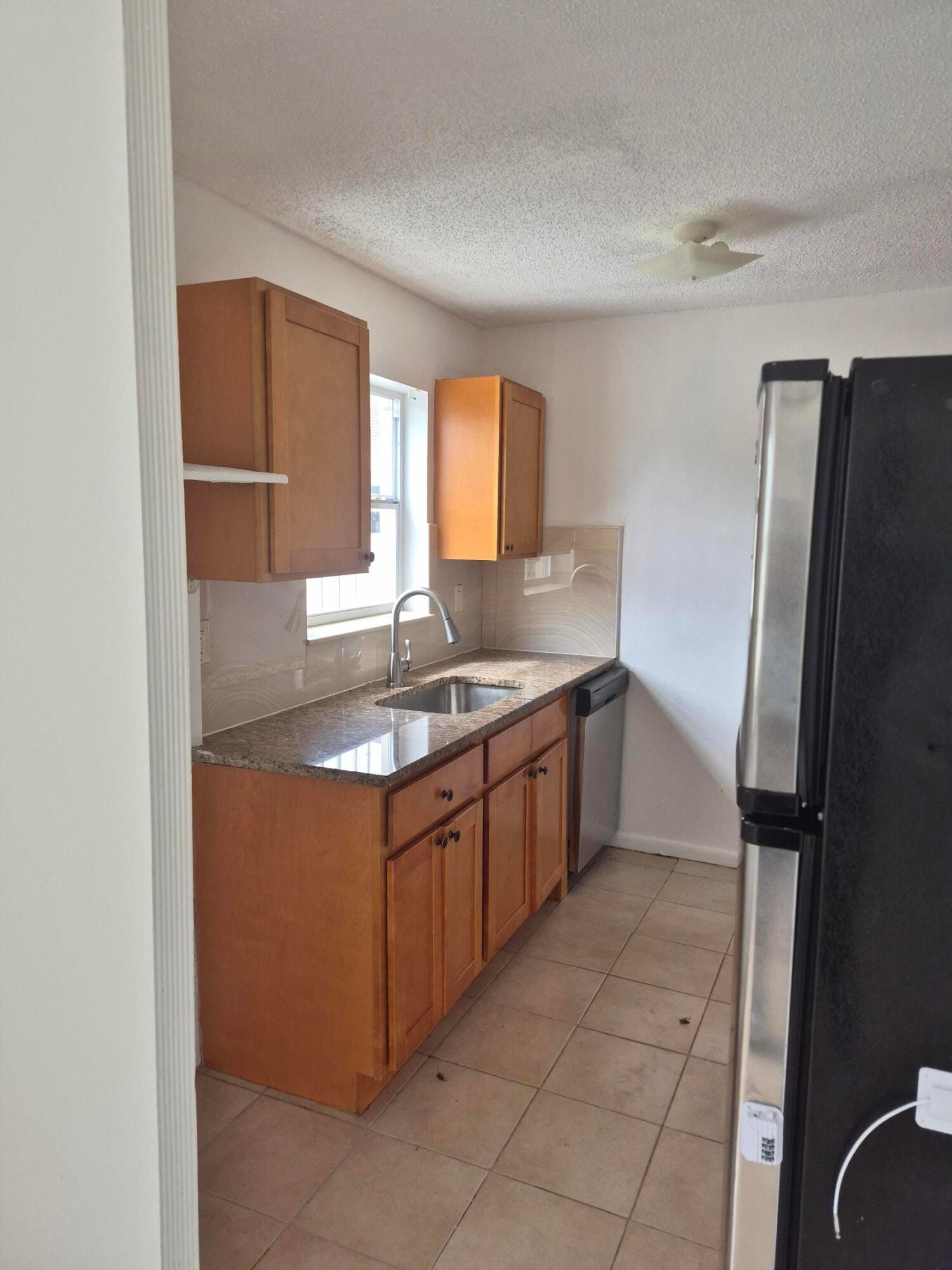 944 W 10TH Street 1 — photo 2
