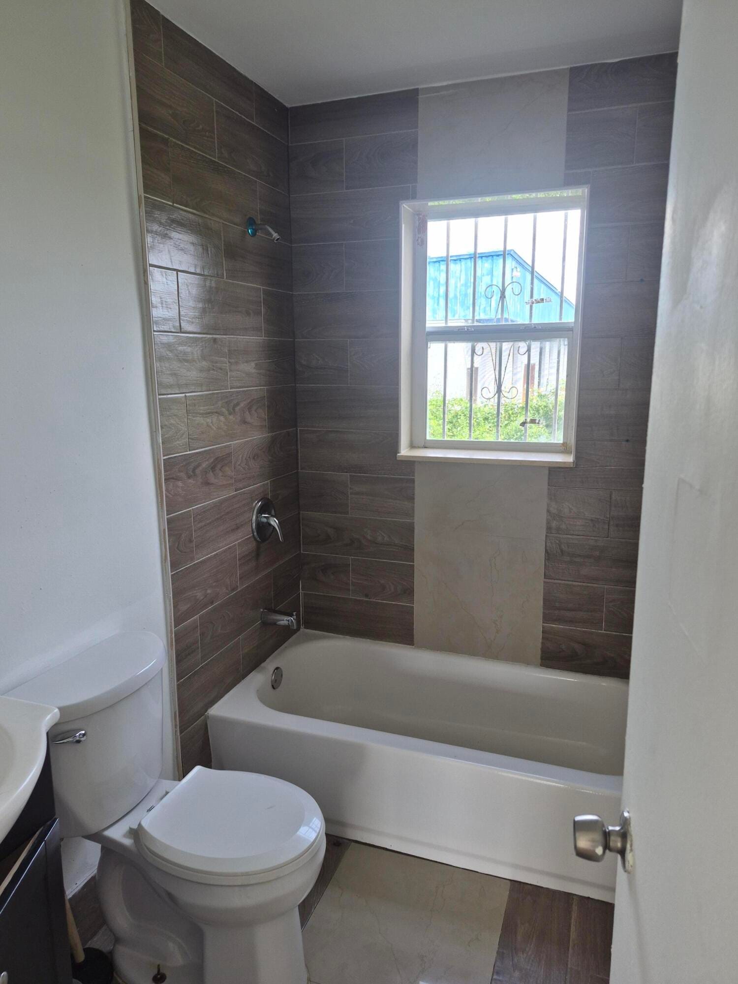 944 W 10TH Street 1 — photo 5