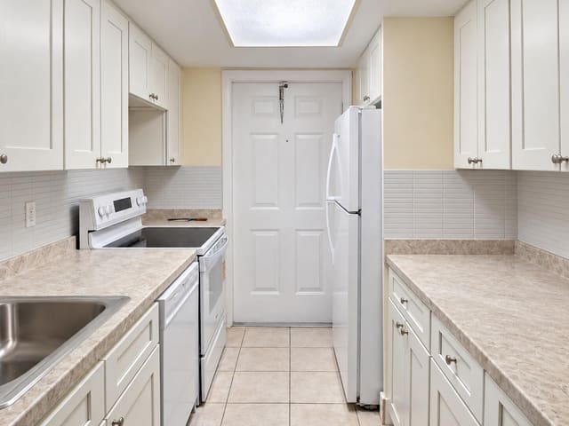 1500 CRESCENT Circle B210, Lake Park, FL 33403