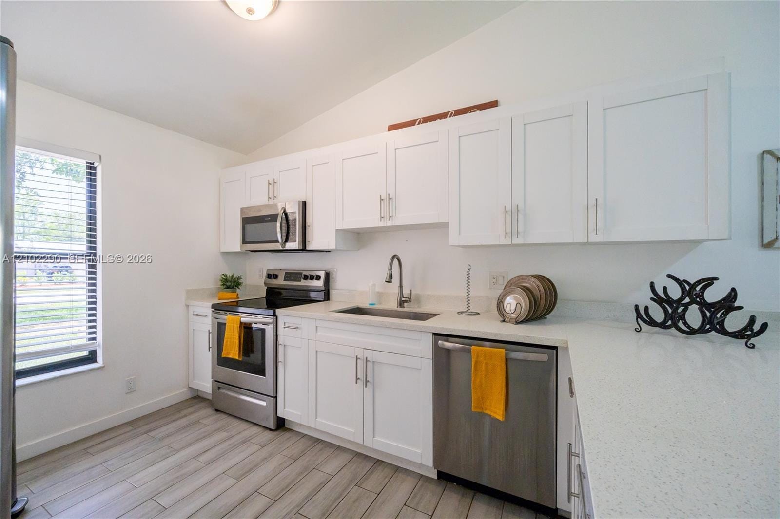 1200 Hyacinth Place 0 — photo 4