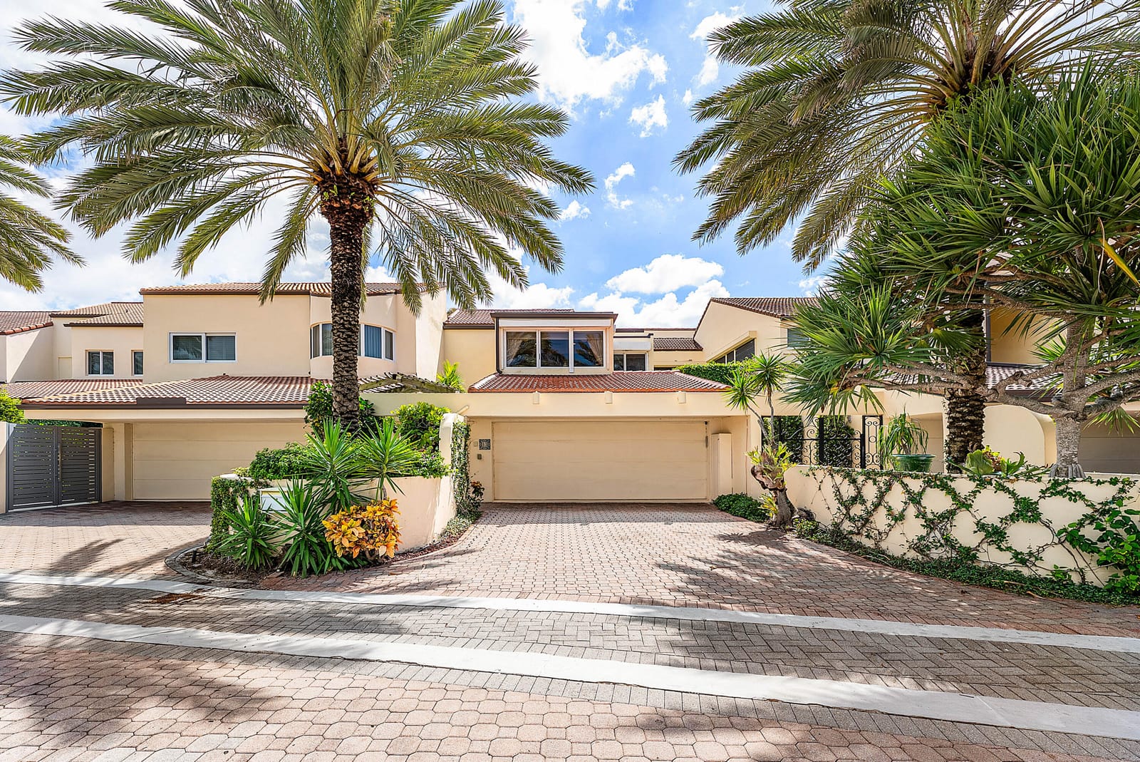 4 bedroom home for sale at 13 Sloans Curve, Palm Beach, FL 33480 — $65,000