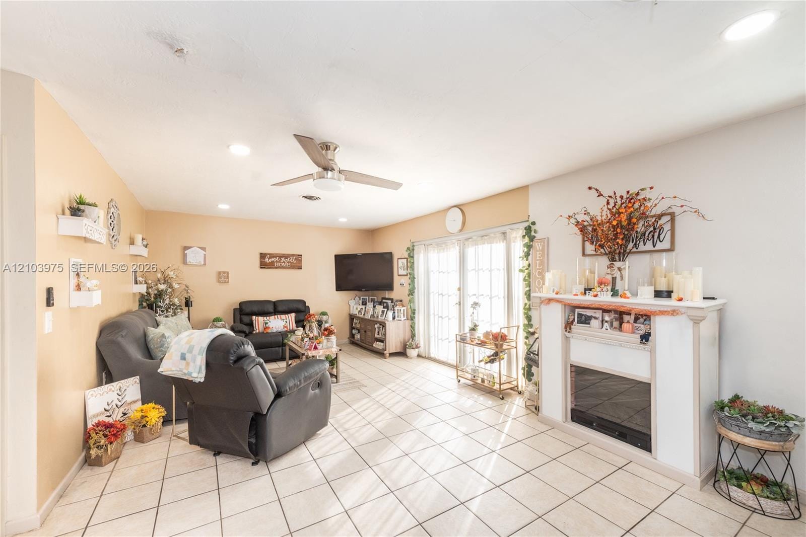 851 Caroline Circle — photo 2