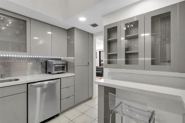 1623 Collins Avenue 812, Miami Beach, FL 33139