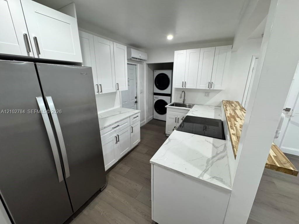 565 NE 32nd Street — photo 2