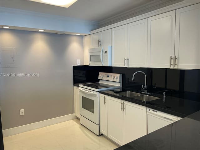 5701 Collins Avenue 911, Miami Beach, FL 33140