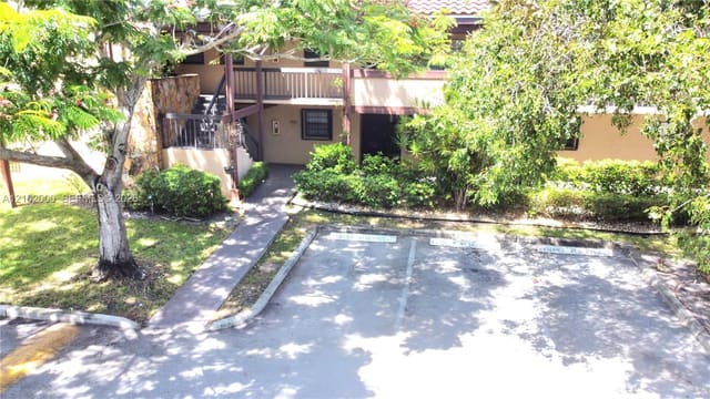 20801 San Simeon Way 101, Miami, FL 33179