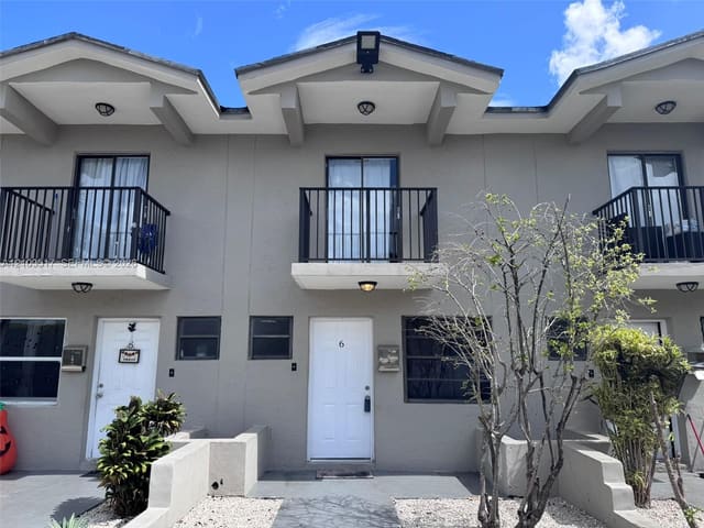 324 W 74th Place #6, Hialeah, FL 33014