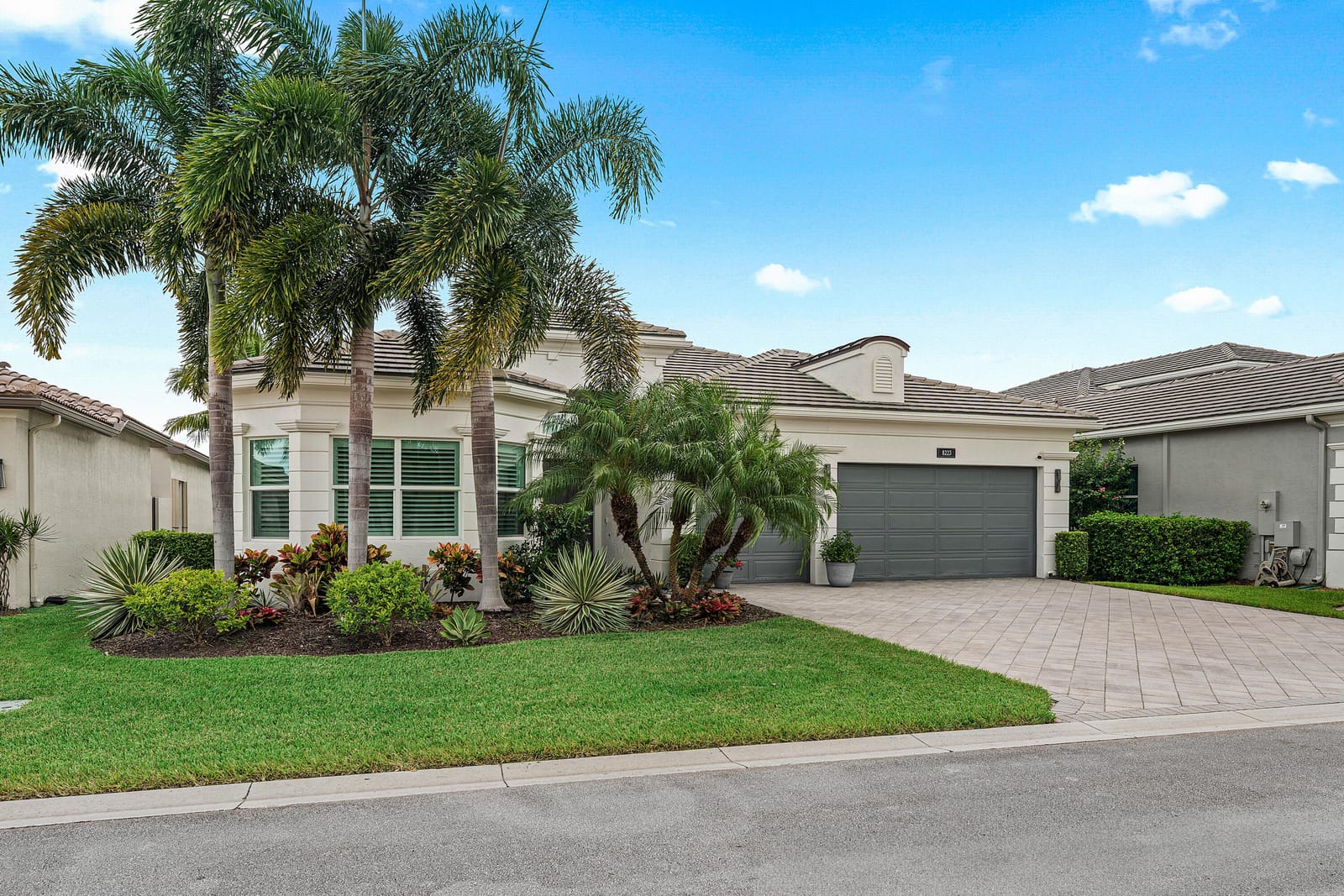 8223 Majestic Mountain Drive — photo 2