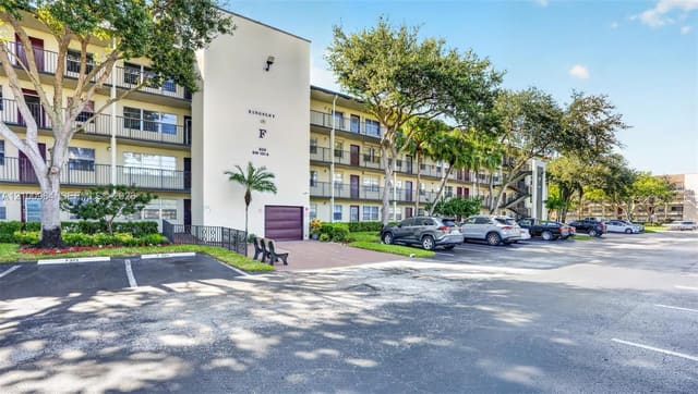 800 SW 131st Avenue 203F, Pembroke Pines, FL 33027