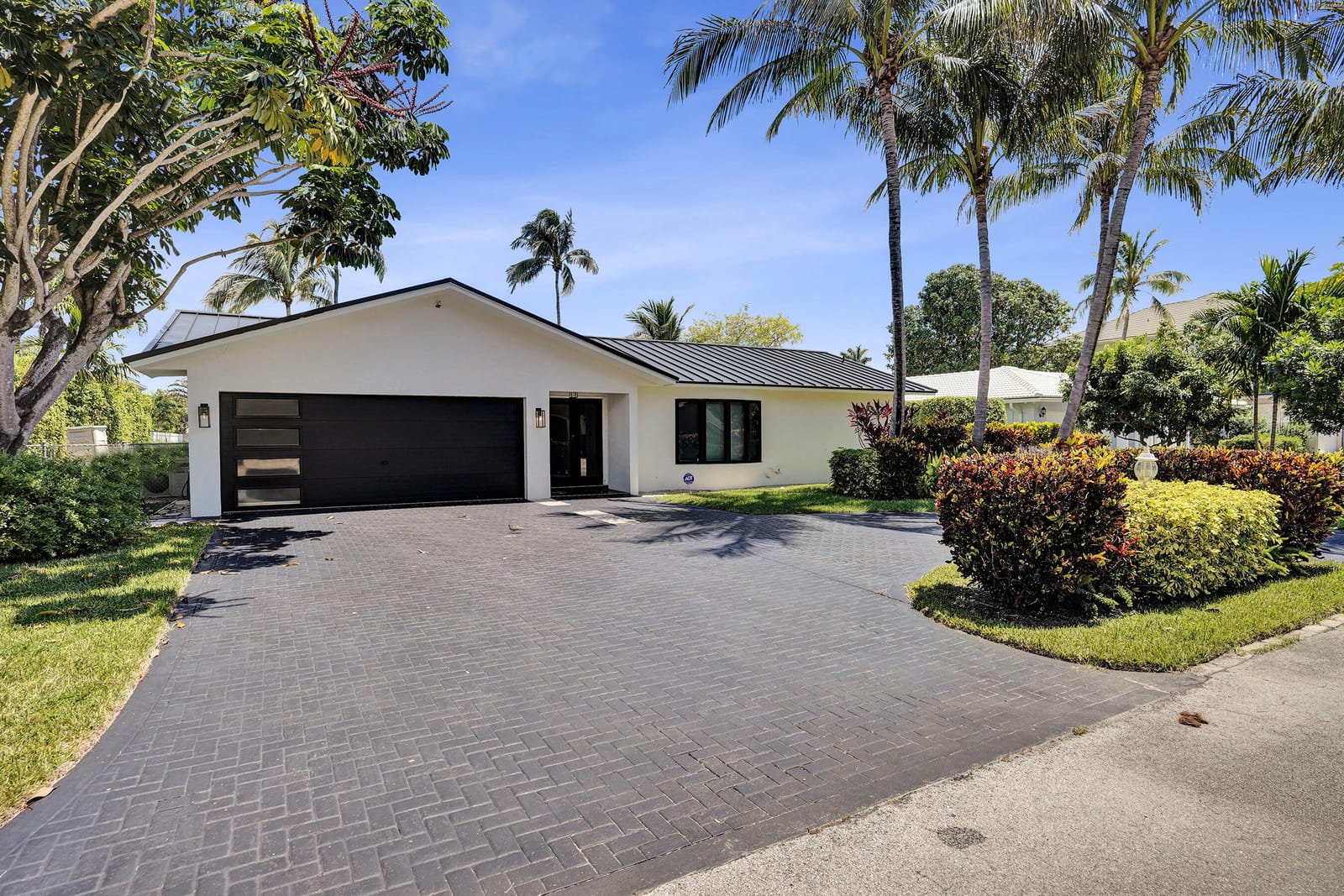 933 Banyan Drive — photo 2