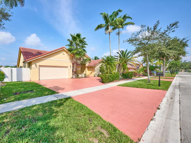 786 NW 164th Avenue, Pembroke Pines, FL 33028