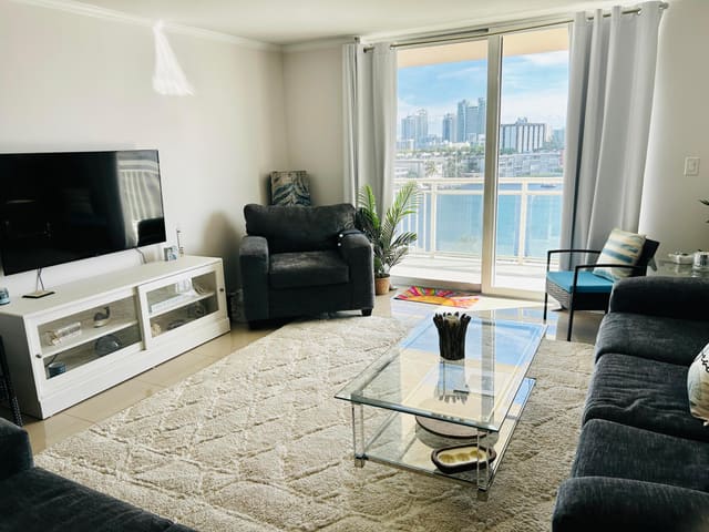 437 GOLDEN ISLES Drive 7G, Hallandale Beach, FL 33009