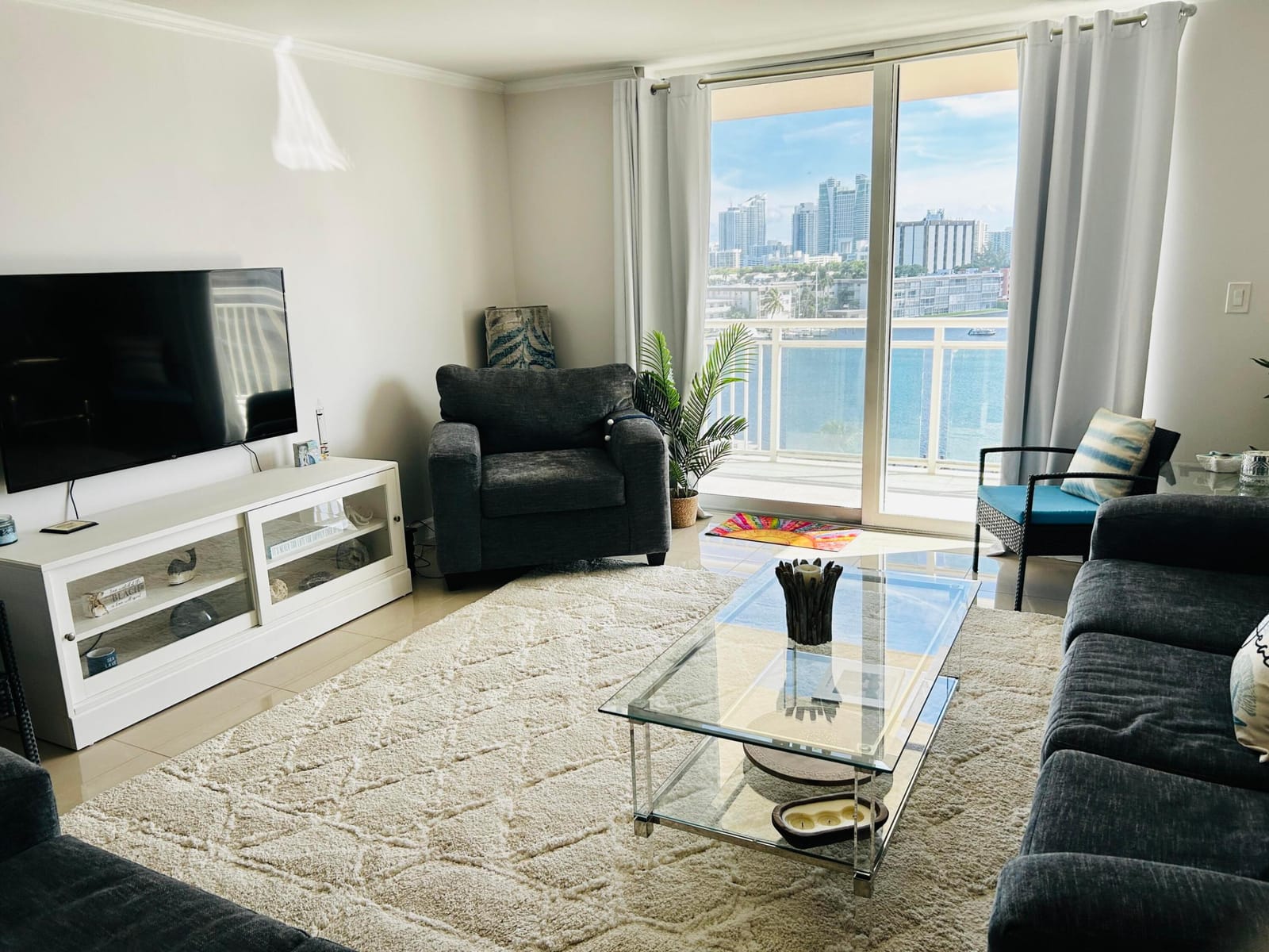 437 GOLDEN ISLES Drive 7G, Hallandale Beach, FL 33009 photo 2