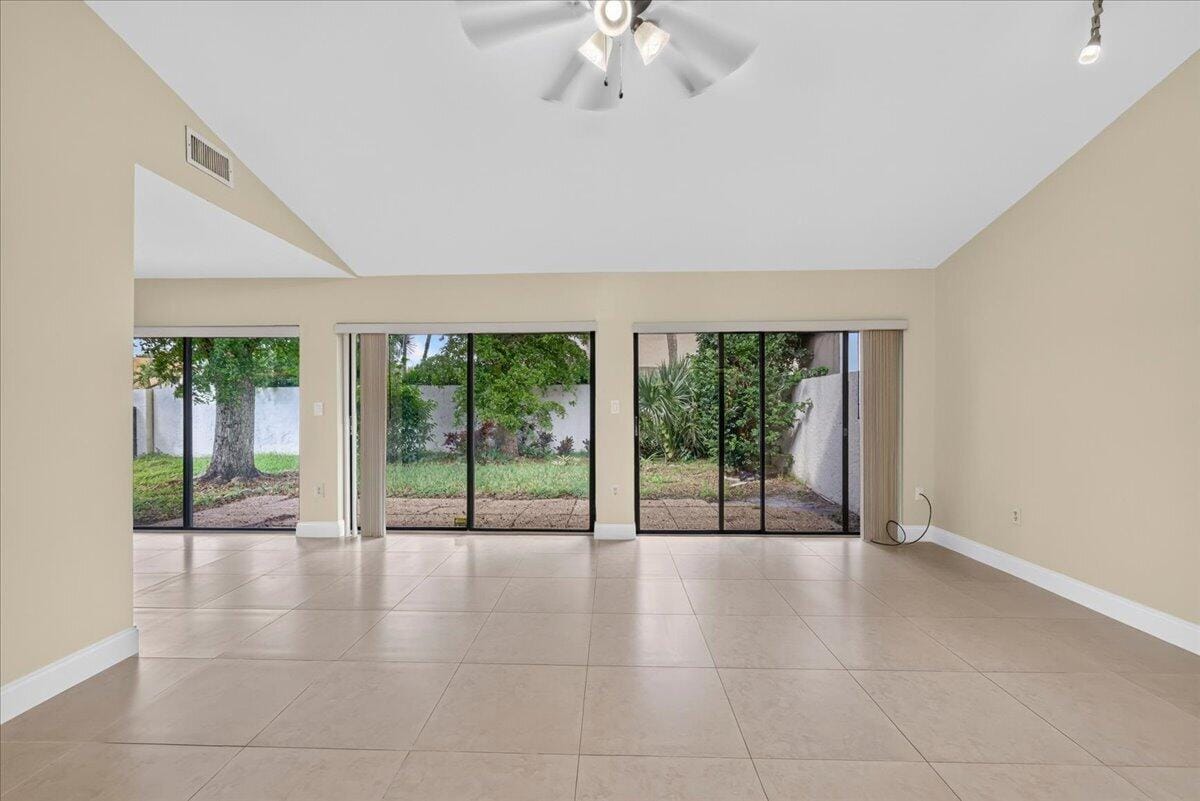 572 SW 28TH Avenue — photo 3