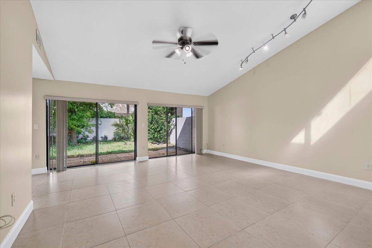 572 SW 28TH Avenue — photo 8