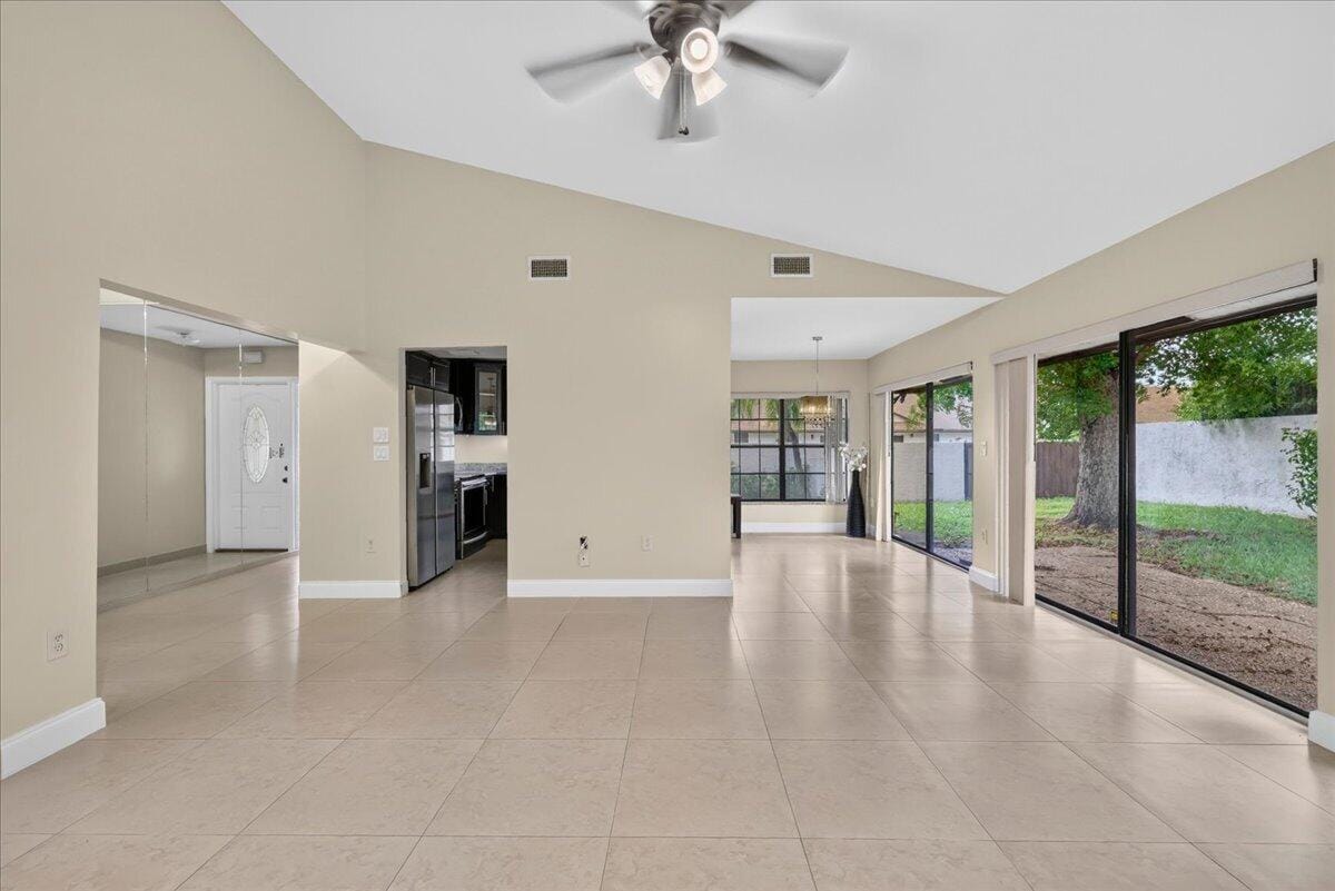 572 SW 28TH Avenue — photo 9