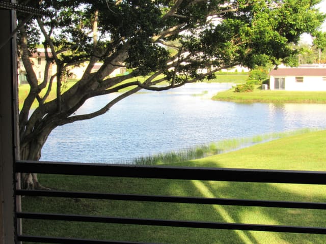 140 LAKE NANCY Lane 216, West Palm Beach, FL 33411