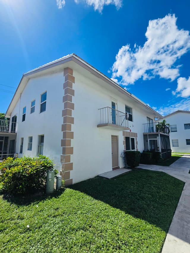 104 SE 10TH Street 101, Deerfield Beach, FL 33441