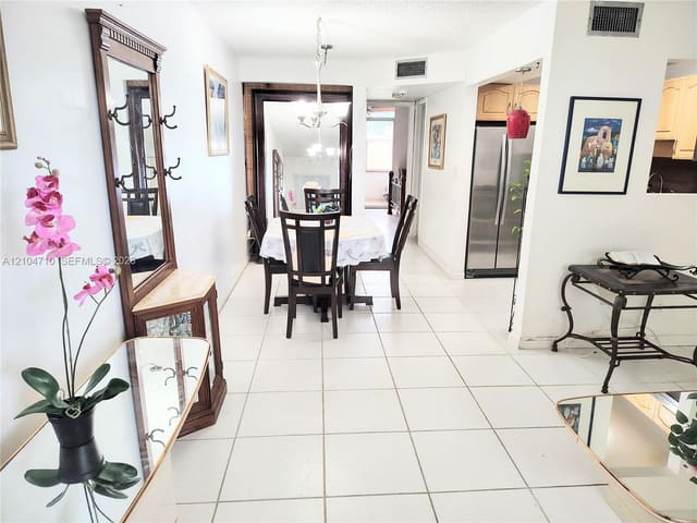 9061 Sunrise Lakes Boulevard 102, Sunrise, FL 33322