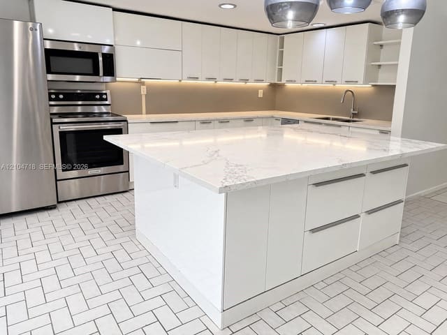 712 NE 26th Avenue 712, Hallandale Beach, FL 33009