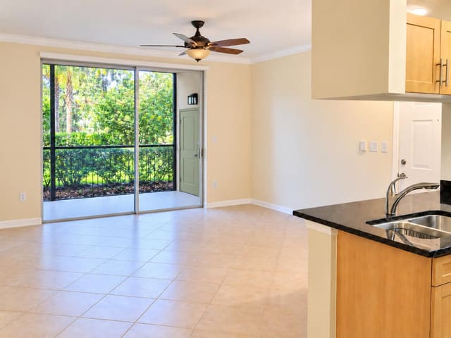 6386 EMERALD DUNES Drive 106, West Palm Beach, FL 33411