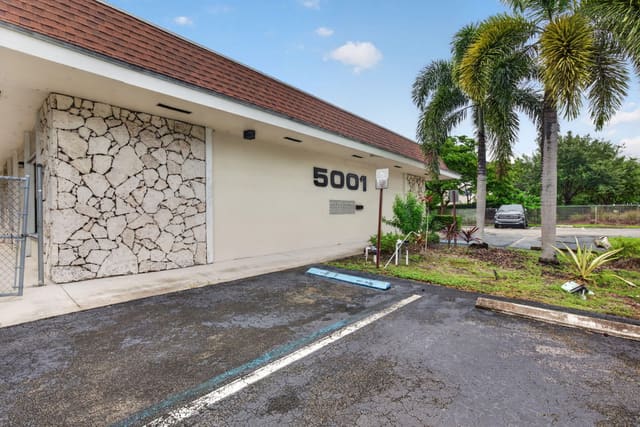 5001 S UNIVERSITY Drive, Davie, FL 33328