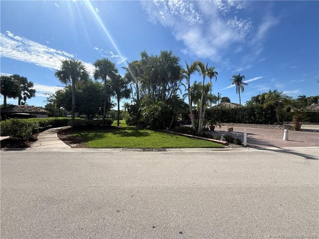 466 NW Sandtrap Lane, Port St. Lucie, FL 34986